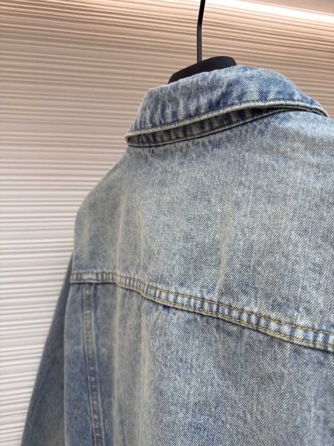 LOUIS VUITTON patch letter denim jacket ●Authentic product: purchased and developed for 16700 ●Item number: 1680028-B35 ●Fabric: denim fabric ●Technology: washed production ●Version: fitted version ●Weight: about 1050 grams ●Size: 46-48-50-52 ●Description: Letters gold gold thread embroidered denim Brand presbyopia logo iconic pattern It has a strong street American style and is very chic. The whole piece is still the same loose version as always, which hides the flesh. The regular denim lapel design gives people a smart and generous look. Customized logo buttons and leather labels come with a full set of accessories. It is cool, stylish and fairy-like. It is also an absolute C-position piece and is highly recommended!  Very heavy work, exquisite details, special washing process, multiple washings can show the same perfect washing color effect as the original. The overall wiring is straight and delicate, the fabric is comfortable and soft, and the color is consistent without color difference. It can be matched with the same style to create a fashionable look and control various occasions. Customized accessories, complete with three standards, same style for men and women!